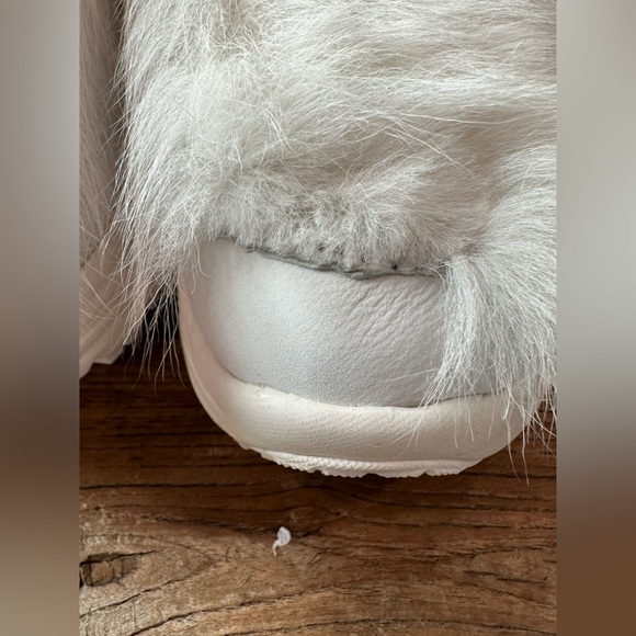 UGG Women's Fluffy White and light blue Slippers(missing fur on one of the pair) - Picture 9 of 13
